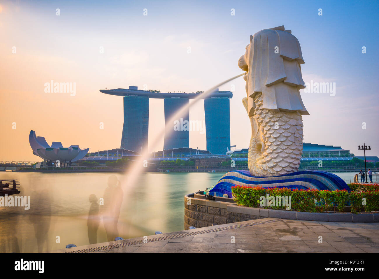SINGAPORE - 3 Settembre 2015: la statua Merlion fontana e la skyline di Singapore. Il Landmark statua è considerato la personificazione di Singapo Foto Stock