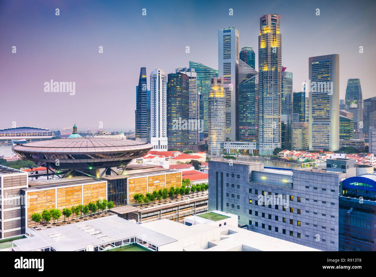 Singapore skyline del centro con la Corte suprema al crepuscolo. Foto Stock