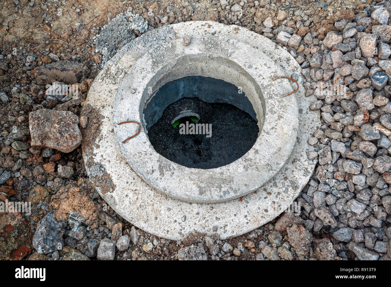 Costruzione in cemento tubo tubo. La costruzione di una strada di fognature nel sistema di scarico Foto Stock