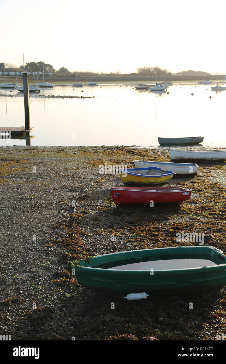 Barche a bassa marea in Emsworth, porto di Chichester, Regno Unito Foto Stock