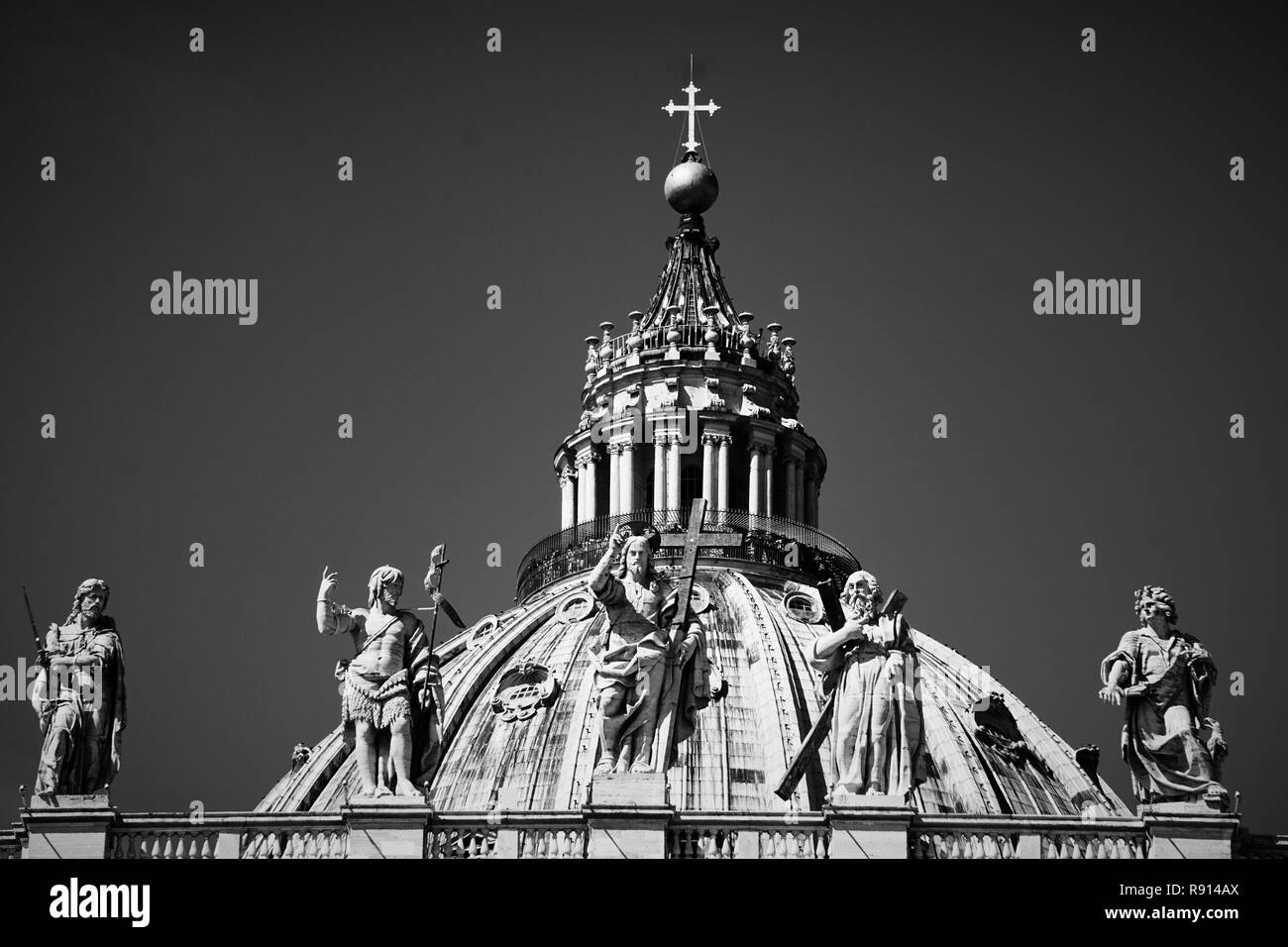 Statue in cima alla Basilica di San Pietro in Vaticano Roma Foto Stock