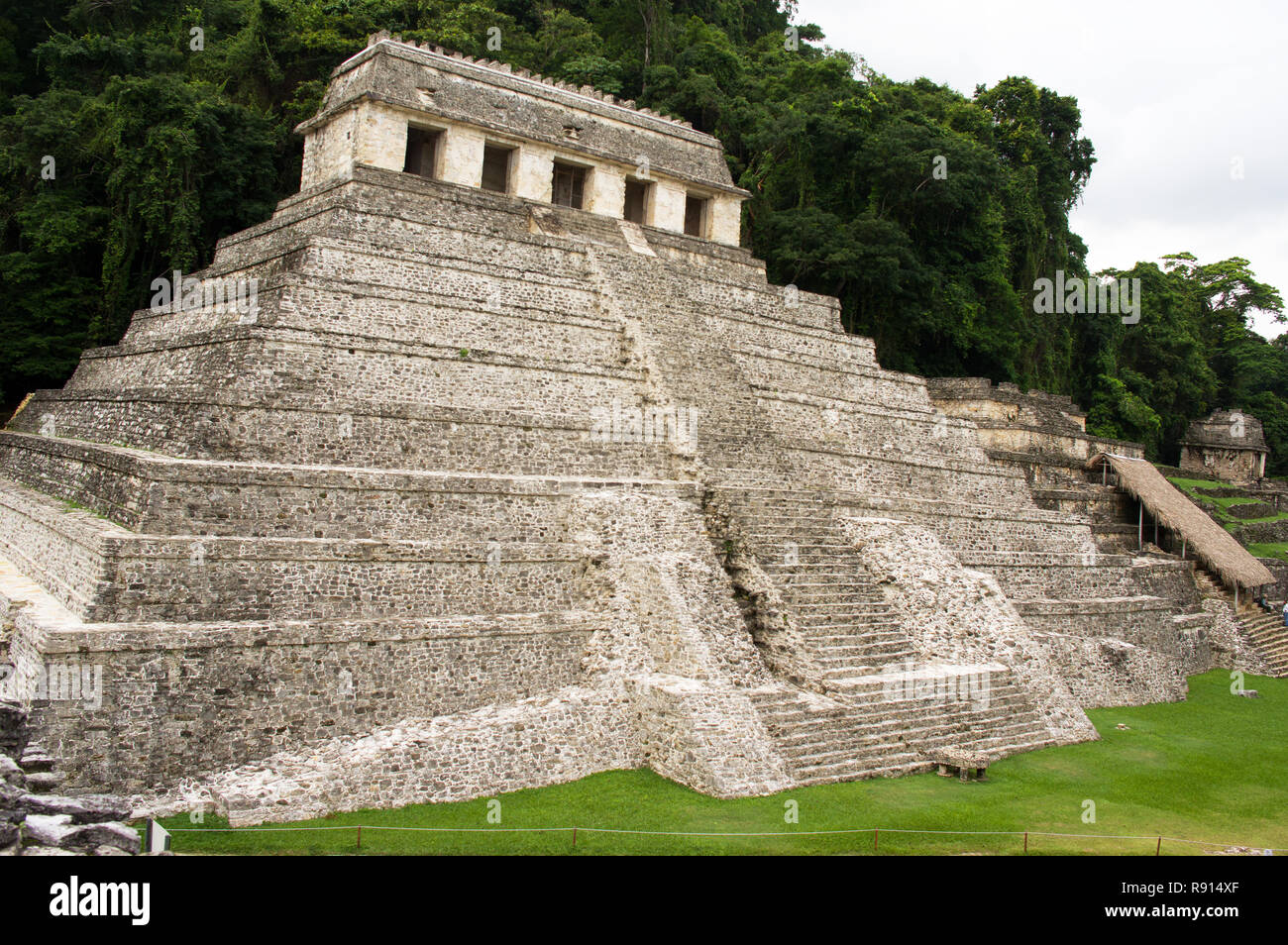 Grande Piramide Maya di Palenque nella giungla Foto Stock