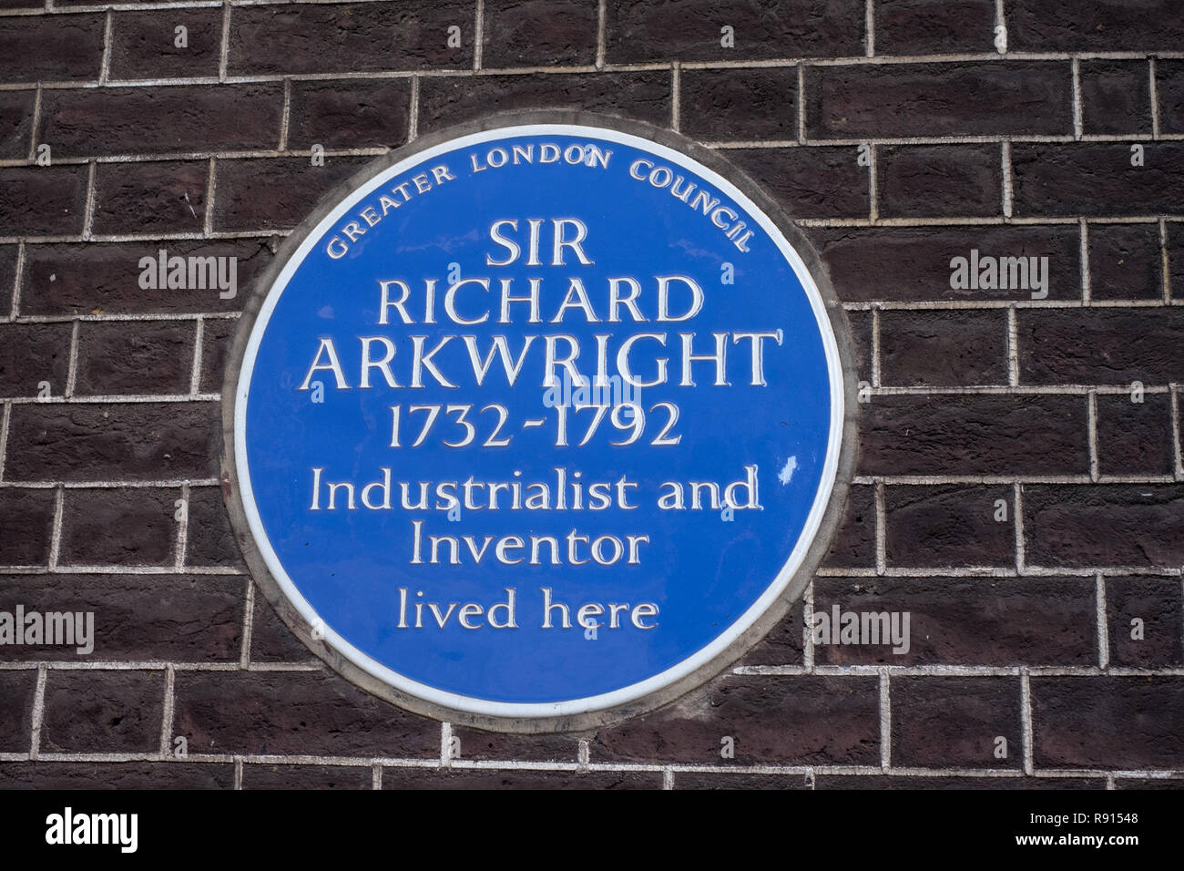 Londra, UK, 25 gen 2018. Una ceramica blu lapide segna il luogo dove Sir Richard Arkwright vissuto a 8 Adam Street, Charing Cross, London, WC2N 6AA, Foto Stock