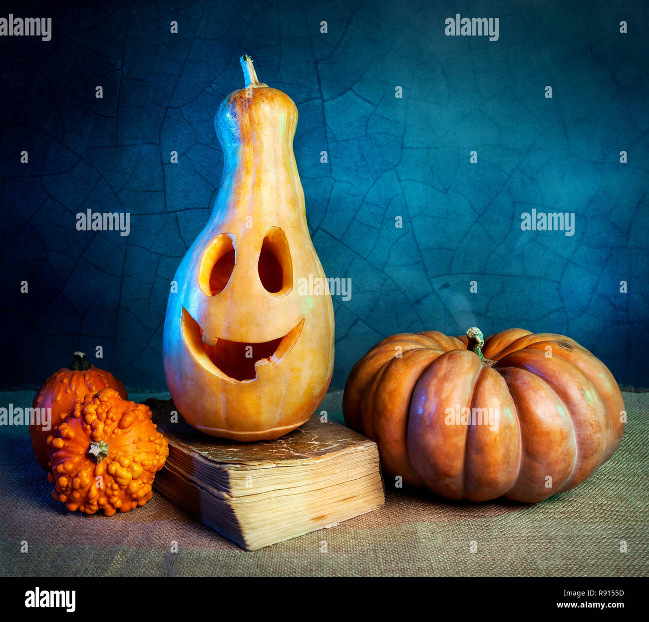 La zucca scolpita sul vecchio libro alla festa di Halloween Foto Stock