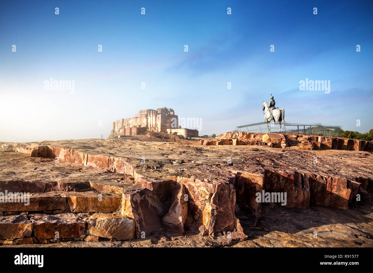 Forte Mehrangarh visualizzare e re sulla statua equestre al blue sky di Jodhpur, Rajasthan, India Foto Stock