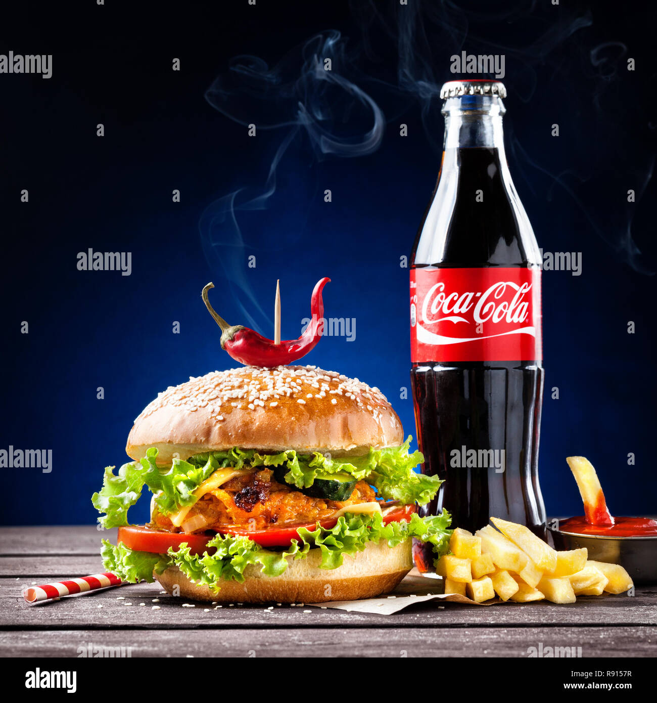 MUMBAI, India - 23 Maggio 2015: Hamburger Vegetariano, patatine fritte e bottiglia di Coca Cola - è il più popolare bevanda analcolica carbonata bevande vendute in giro per il w Foto Stock