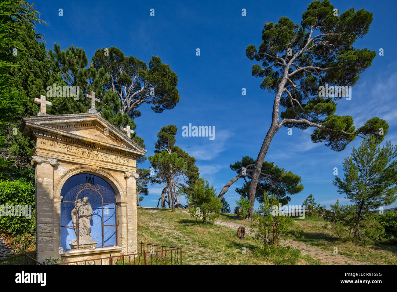 Al di sopra di Bonnieux su un belvedere hill è un oratorio, Provenza, Luberon, Vaucluse Francia Foto Stock