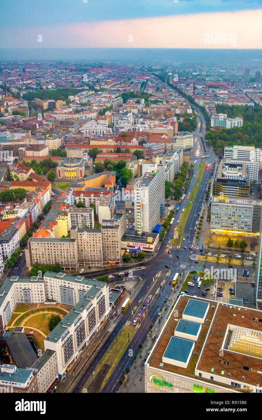 Berlin, Berlin stato / Germania - 2018/07/28: vista panoramica del centro e del nord e est quartieri di Berlino lungo la Karl Liebknecht Strasse stree Foto Stock