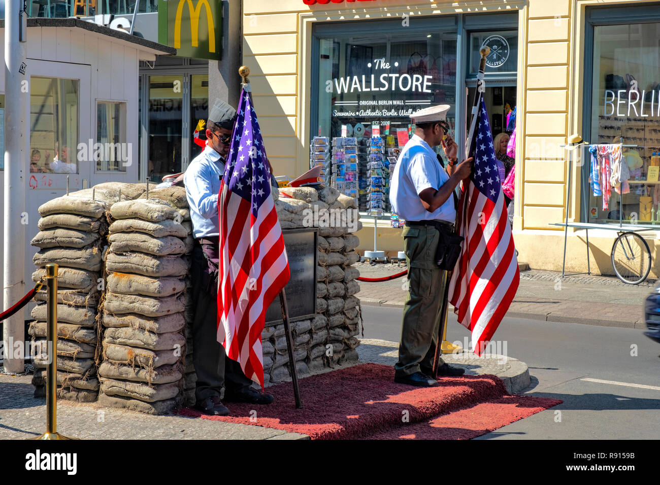 Berlin, Berlin stato / Germania - 2018/07/30: contemporanea memoriale del Checkpoint Charlie, noto anche come Checkpoint C - muro di Berlino incrocio storico p Foto Stock