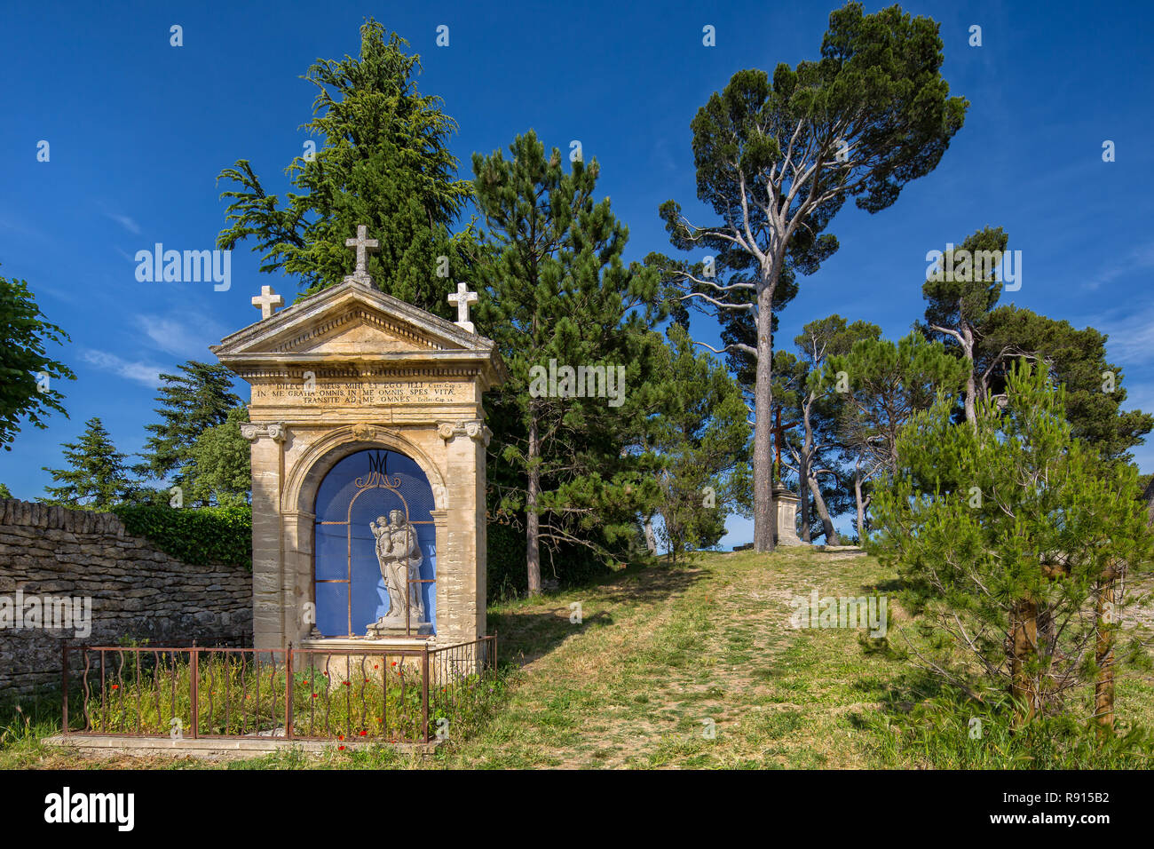 Un oratorio e un calvario sono situati su un parco-come hill, Bonnieux, Provenza, Luberon, Vaucluse Francia Foto Stock