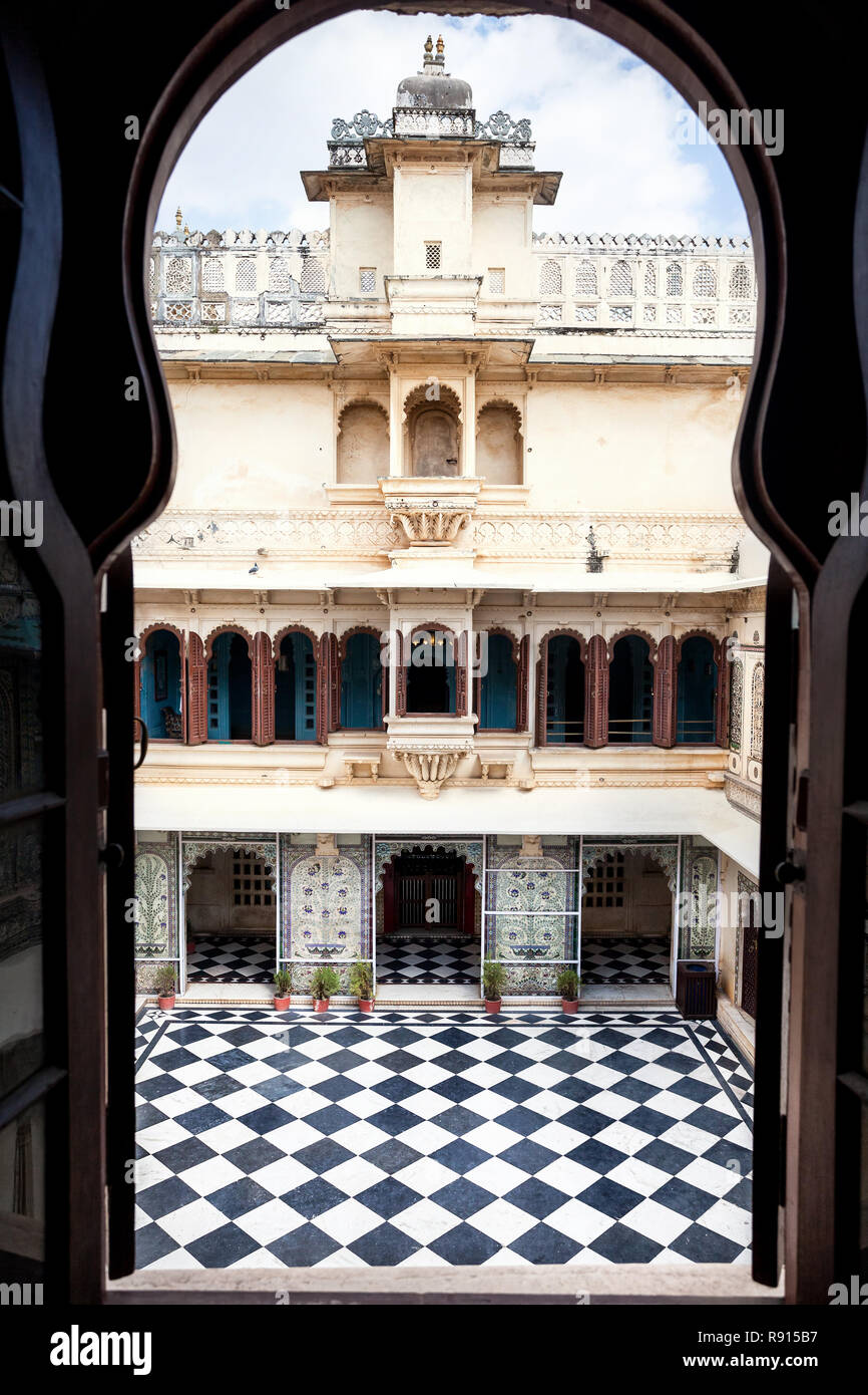 City Palace Museum con surreale pavimento a scacchi in Udaipur, Rajasthan, India Foto Stock