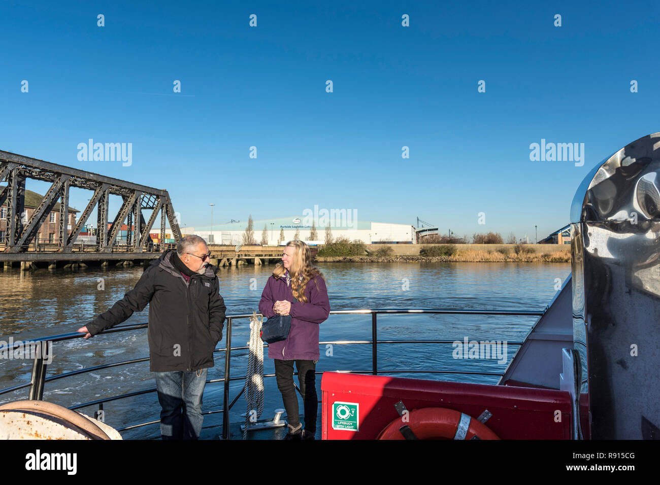 I passeggeri sull'Tilbury Gravesend in attesa del traghetto per attraversare il fiume Tamigi. Foto Stock