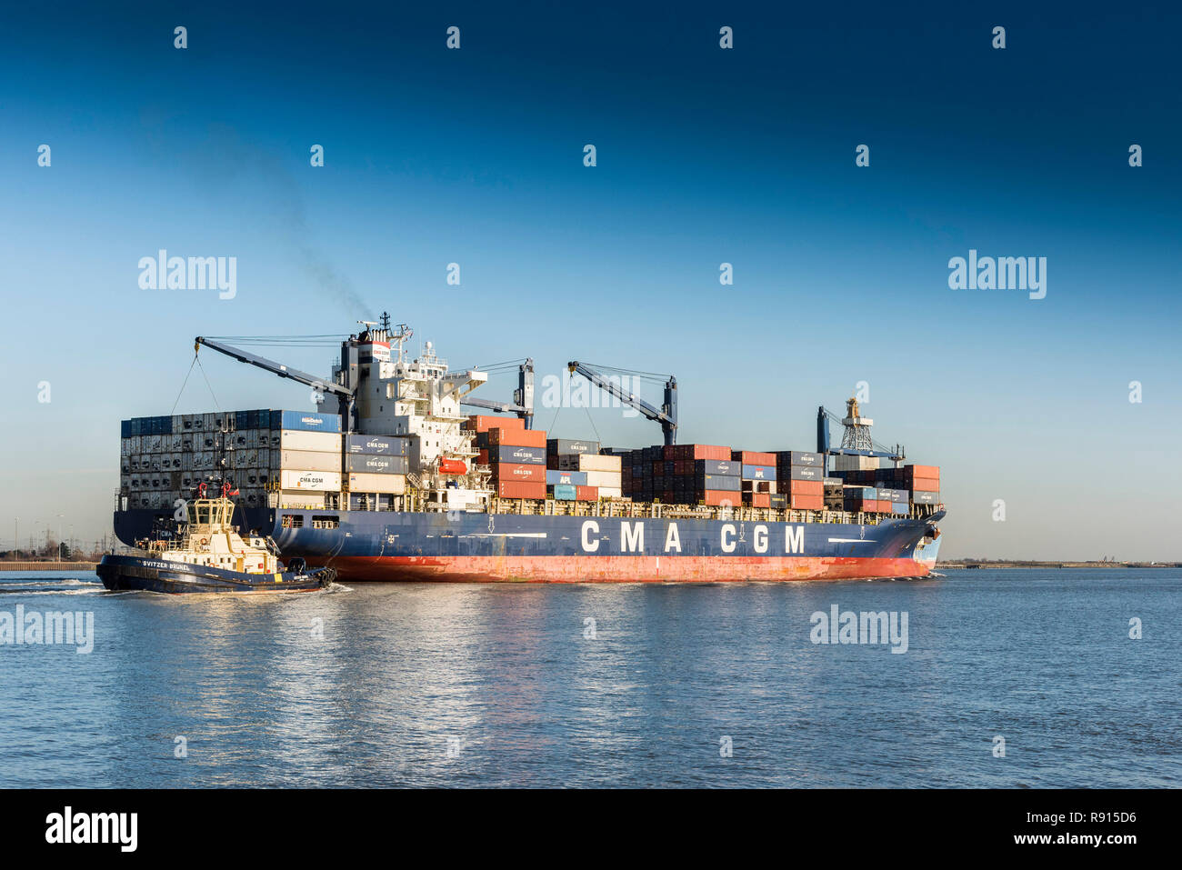 Spese di spedizione sul Tamigi. La CMA CGM Africa una nave portacontainer accompagnata dal rimorchiatore Svitzer Brunel downriver per la cottura a vapore sul Fiume Tamigi. Foto Stock