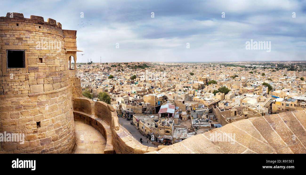 Città vista dal Forte di Jaisalmer nel Rajasthan, India Foto Stock