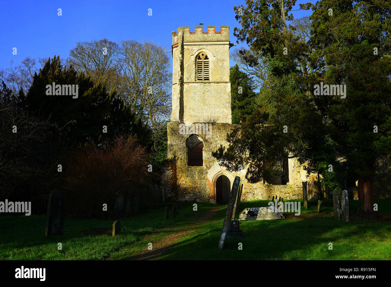 Vecchio rovinato la chiesa di San Lorenzo a Ayot St Lawrence, Hertfordshire Foto Stock