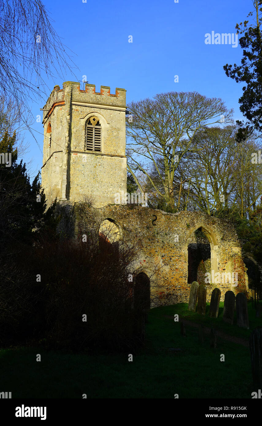 Vecchio rovinato la chiesa di San Lorenzo a Ayot St Lawrence, Hertfordshire Foto Stock