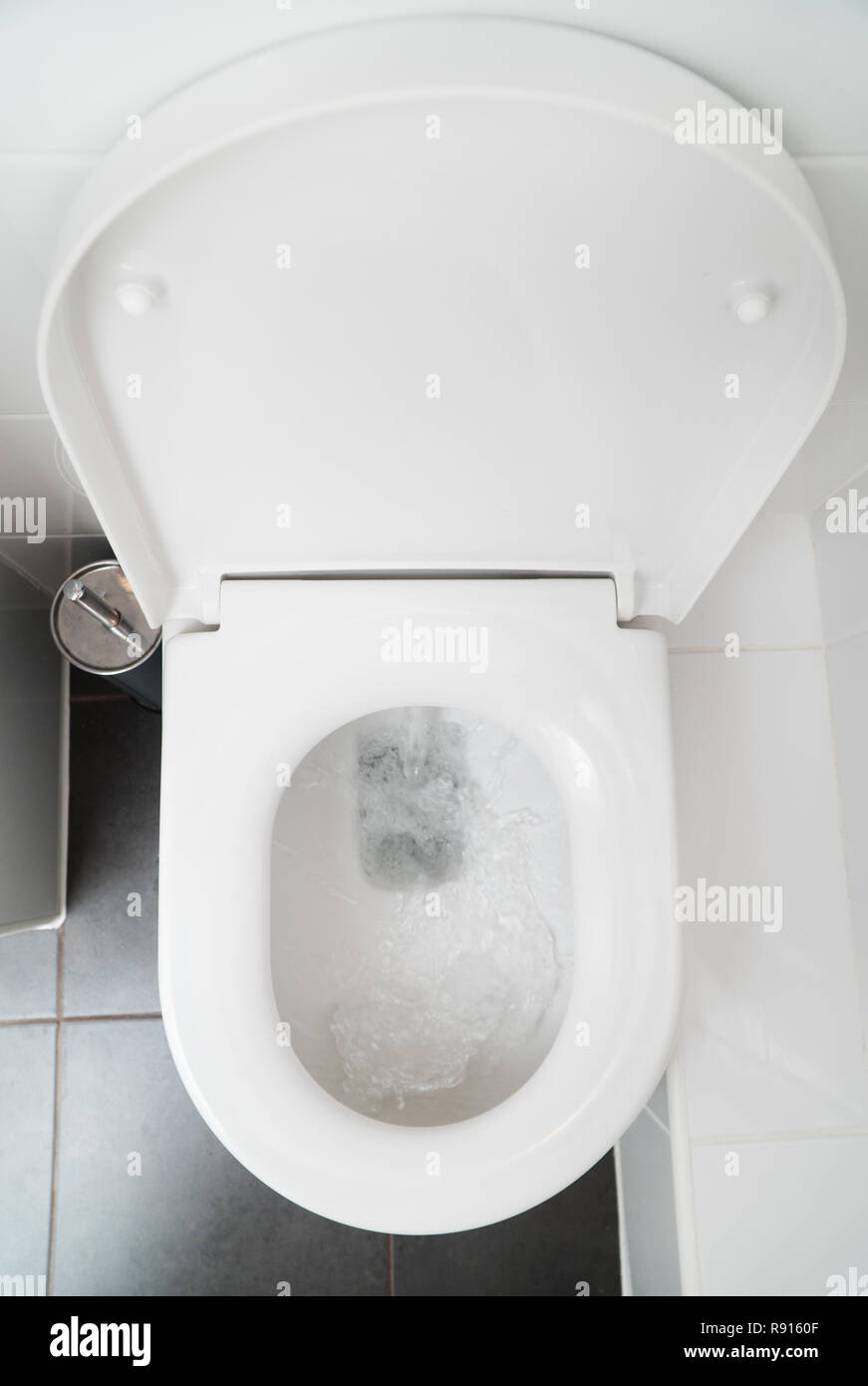 Tazza wc vista superiore in water Foto stock - Alamy