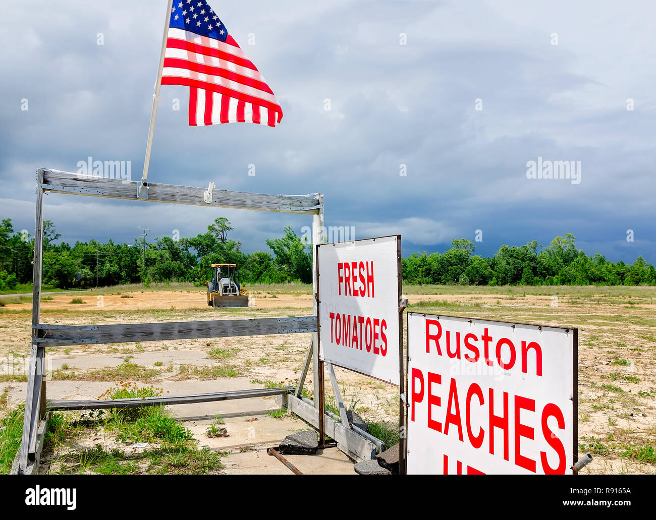 Una bandiera americana vola a Paolo Verzwyvelt strada della frutta stand, Giugno 12, 2018 in Pass Christian, Mississippi. Foto Stock