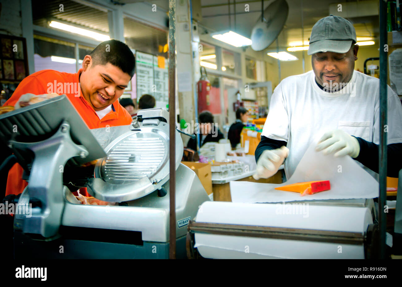 Aven Williams affetta la pancetta mentre Frank Moore avvolge una fetta di formaggio, 11 dicembre 2012, al Williams Brothers General Store di Philadelphia, Mississippi. Foto Stock