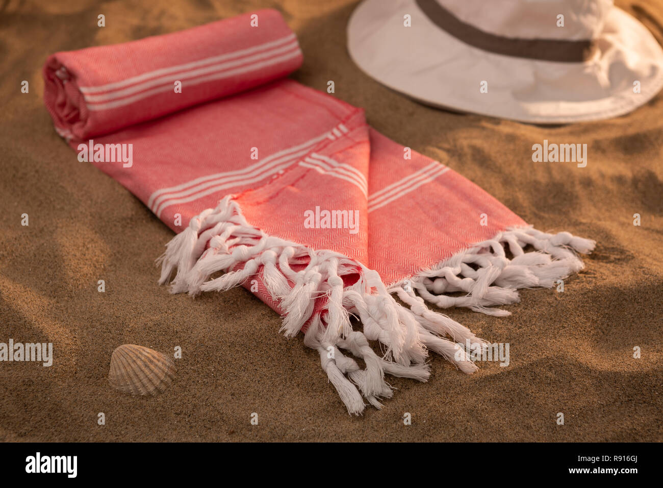 Intrecciato hammam turco asciugamani di cotone sulla spiaggia Foto Stock