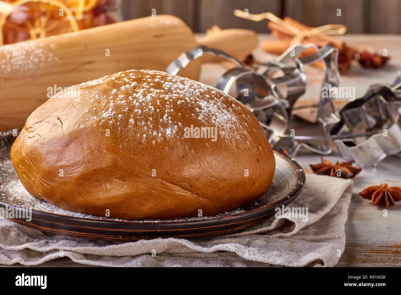 Pezzo di pan di zenzero e pasta e forme dei cookie sul tavolo Foto Stock