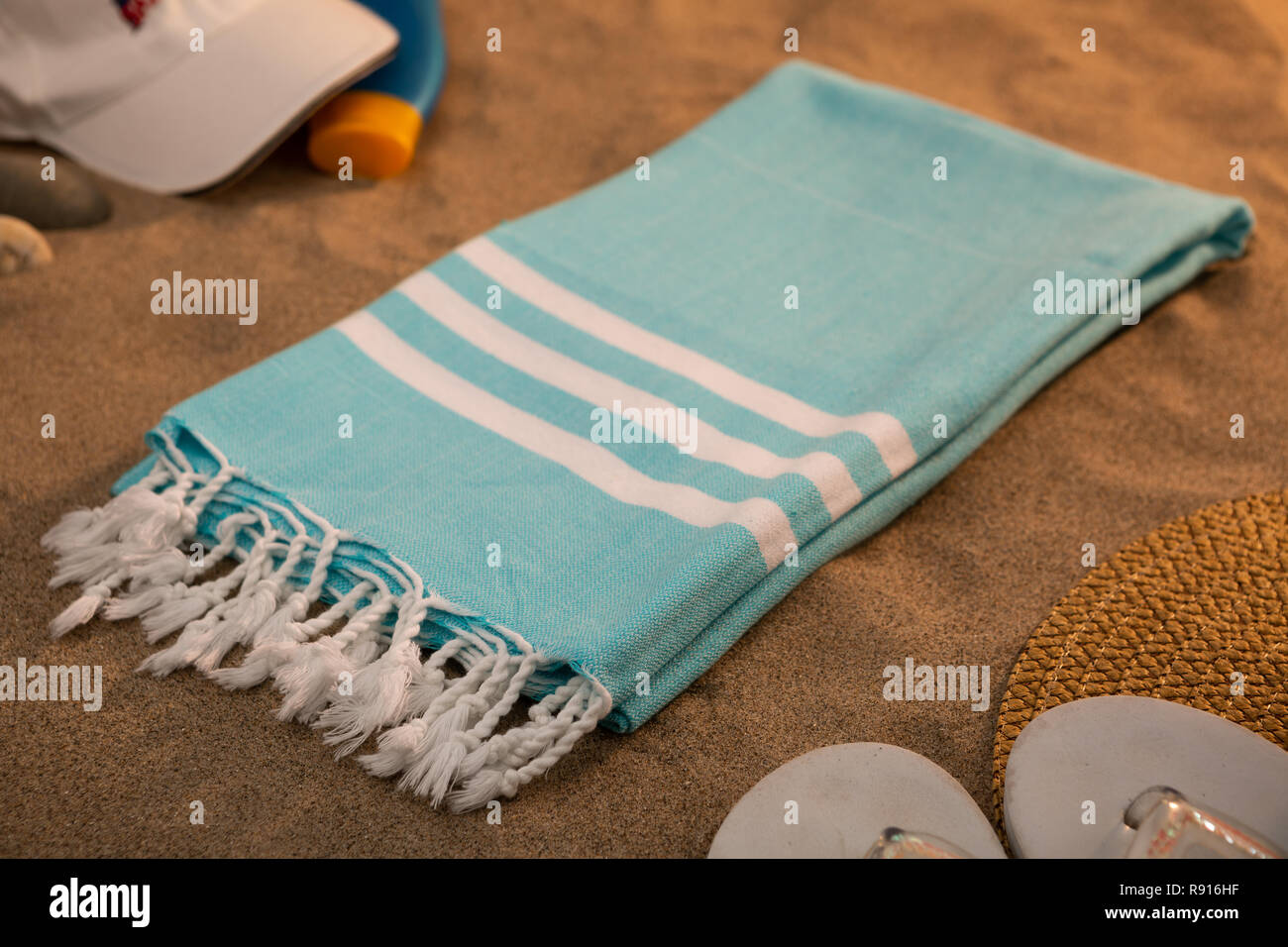 Intrecciato hammam turco asciugamani di cotone sulla spiaggia Foto Stock