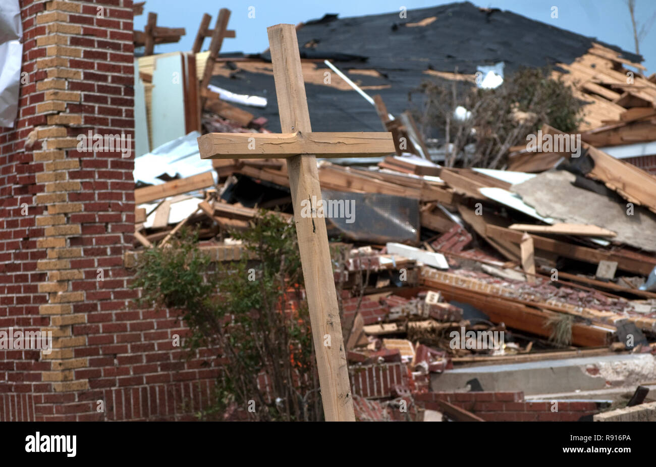 Una croce di legno si erge davanti alle rovine di Smithville Regno Chiesa Metodista, 1 maggio 2011, dopo un tornado in Smithville, Mississippi. Foto Stock