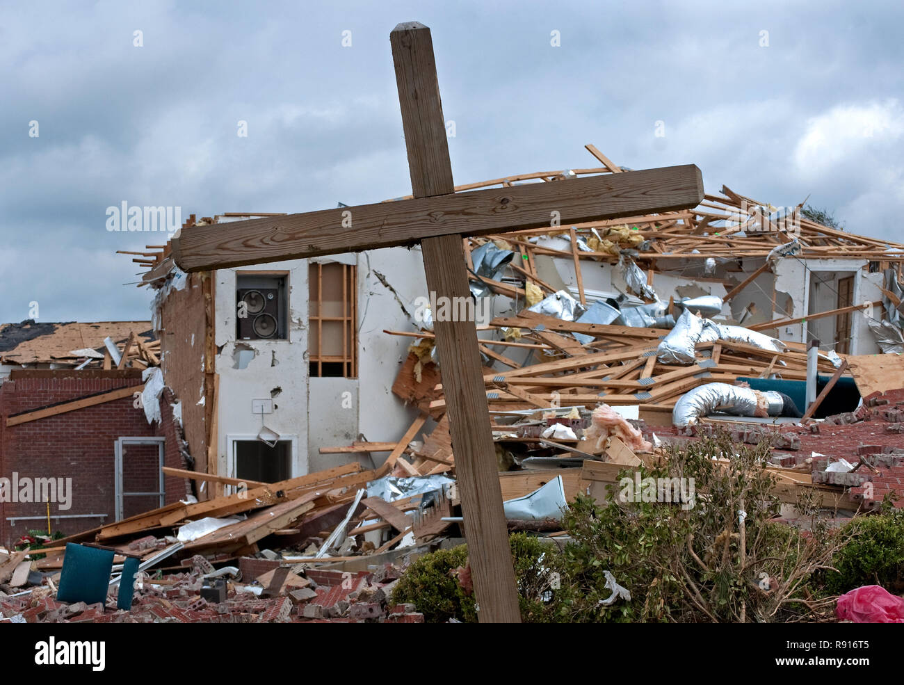 Una croce di legno si erge davanti alle rovine di Smithville Chiesa Battista 1 maggio 2011, dopo un tornado in Smithville, Mississippi. Foto Stock