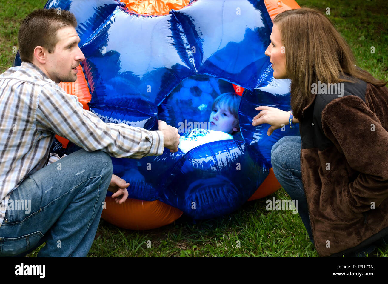 I genitori cercano di convincere il loro figlio autistico che è ora di andare a casa, 21 aprile 2012, nella nuova speranza, Mississippi. Foto Stock