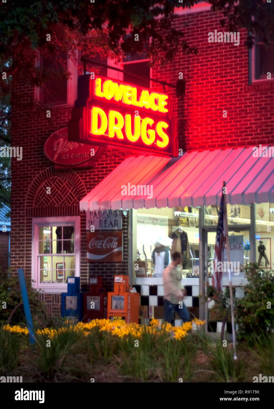 Un uomo passa Lovelace farmaci su Washington Avenue Maggio 8, 2011 in Ocean Springs, Mississippi. Foto Stock