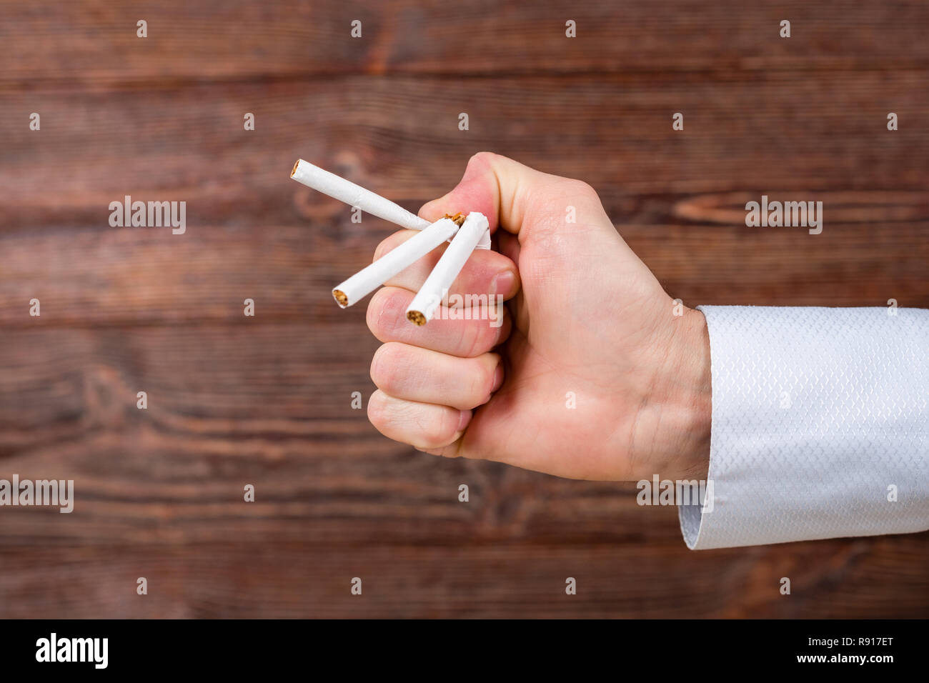 L'uomo le pause sigaretta nella metà. Anti-fumo concetto. Foto Stock