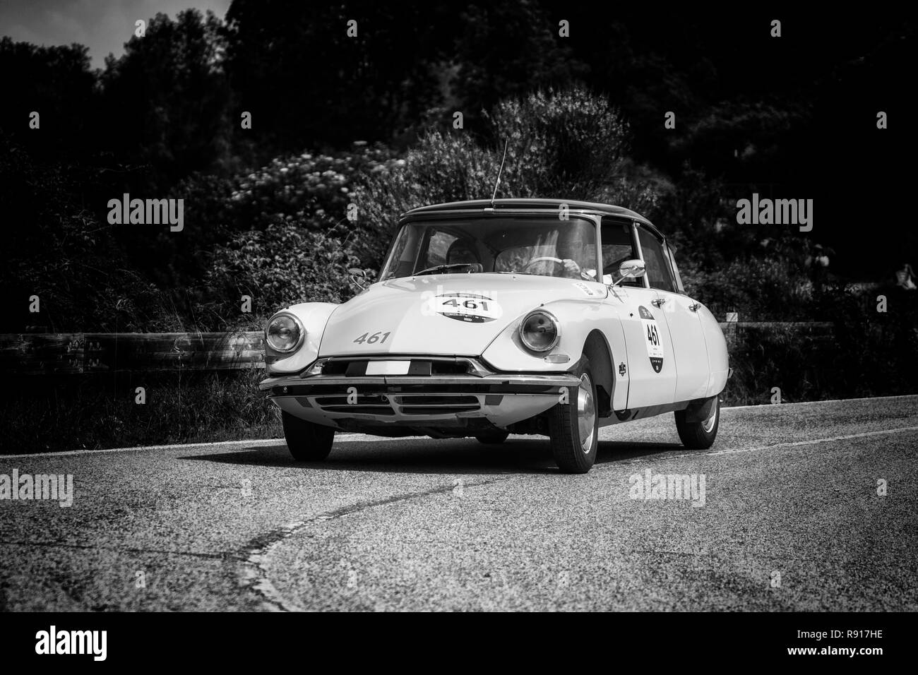 PESARO COLLE SAN BARTOLO , Italia - Maggio 17 - 2018 : CITROËN DS 19 1957 su una vecchia macchina da corsa nel rally Mille Miglia 2018 il famoso storico italiano ra Foto Stock