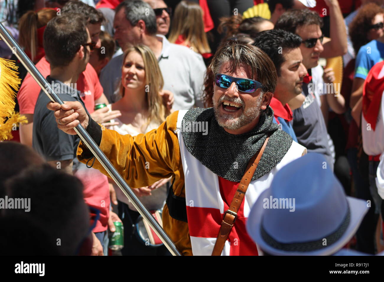 Uomo in Saint George costume sventola una bandiera con la processione a Los Caballos del Vino in Caravaca de la Cruz Foto Stock