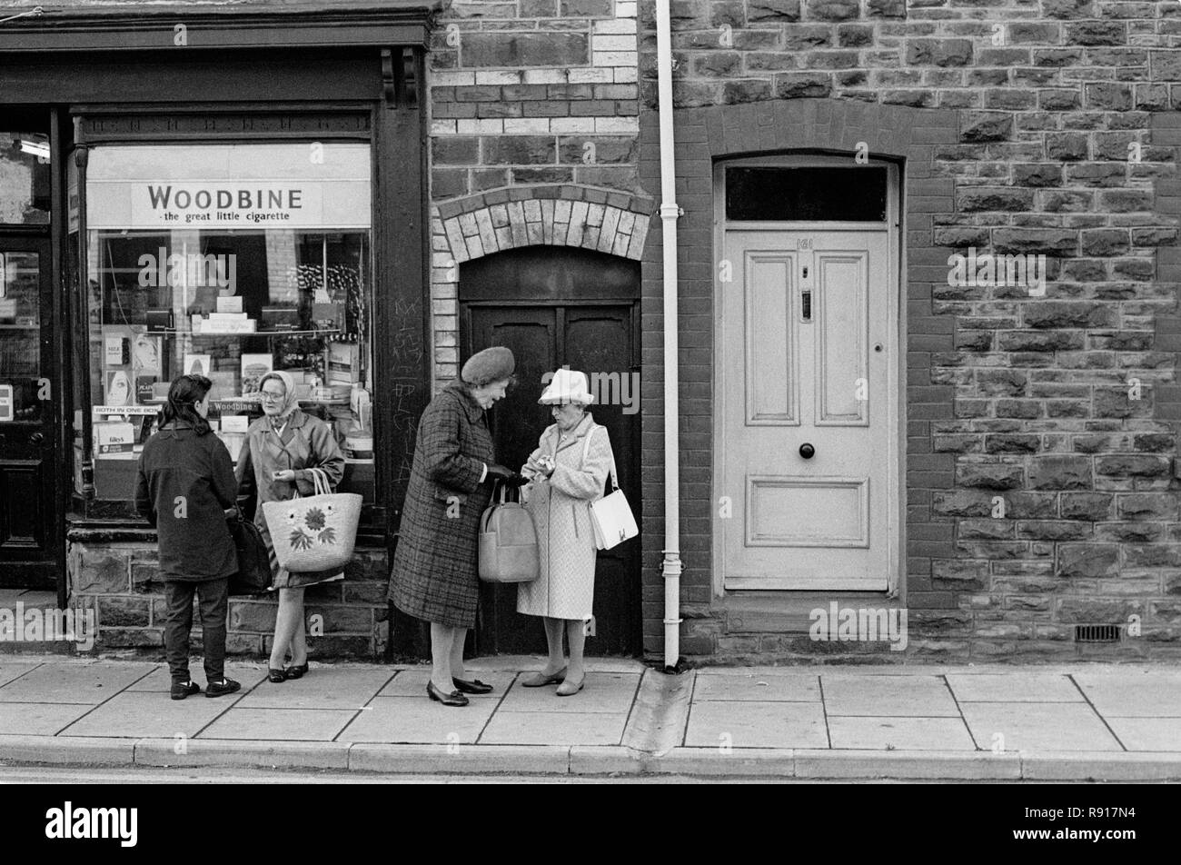 Le donne in chat al di fuori di un angolo shop Blaina nel Galles del Sud, 1972 Foto Stock