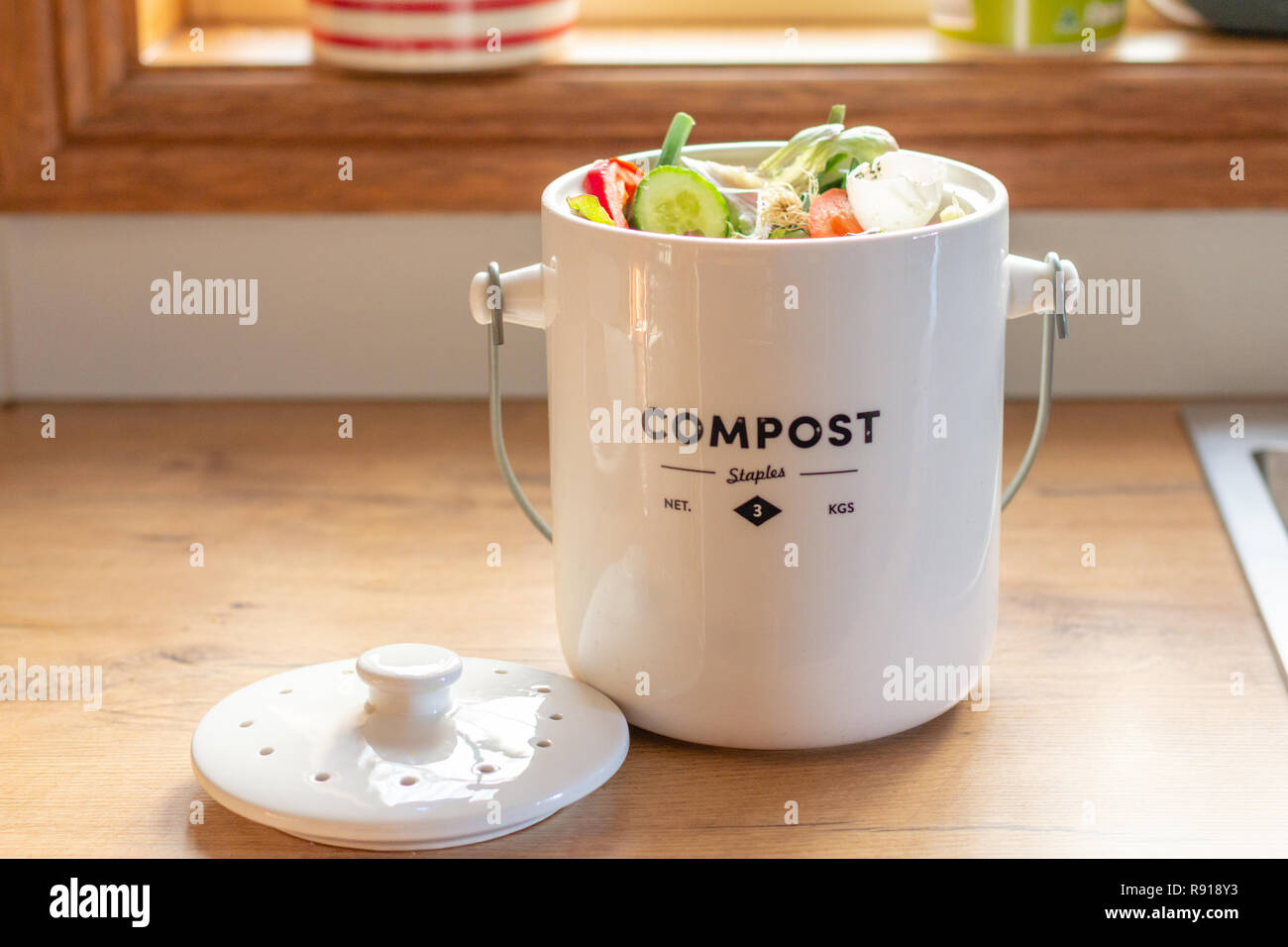 Riciclare i rifiuti di cucina e sostenibile di cucina soggiorno il riciclaggio dei rifiuti, rifiuti di cucina compost pentola contenente i rifiuti di cucina sul bancone cucina top Foto Stock