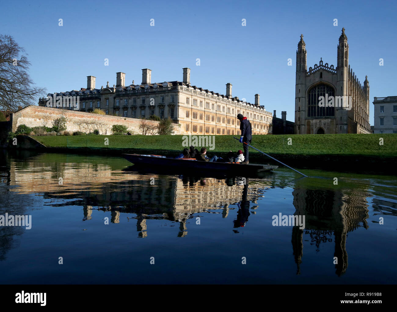 Un punt chauffeur fa il suo modo sotto il ponte di matematica al Queens College lungo il fiume Cam in Cambridge. Foto Stock