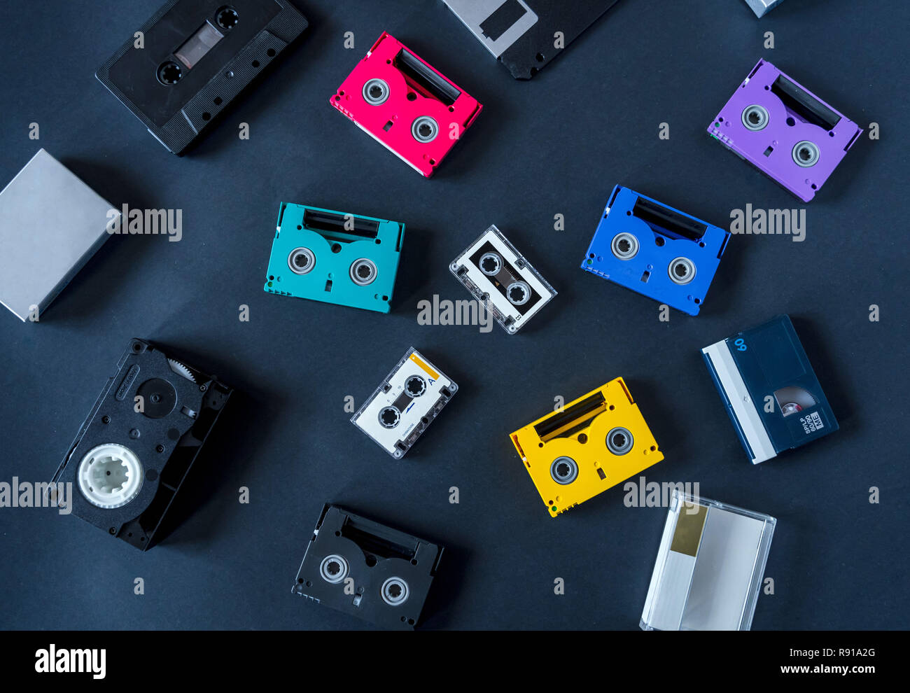 Minidv, DV, microcassetta, Audio cassette. Isolato su nero. Dischetto di computer Foto Stock