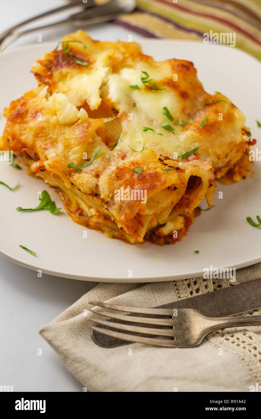 Cucina italo-americano gli ziti al forno lasagne con mozzarella Foto Stock