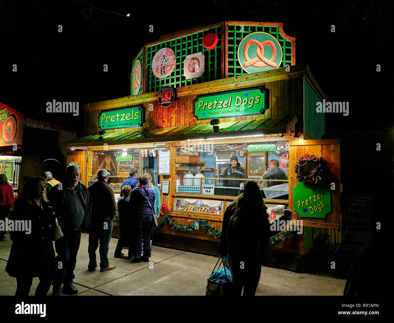 Salatini e Pretzel cani fiera stand alimentari o uno spuntino booth vendono hot dogs e salatini caldi in Callaway Gardens, pino montano GEORGIA, STATI UNITI D'AMERICA. Foto Stock