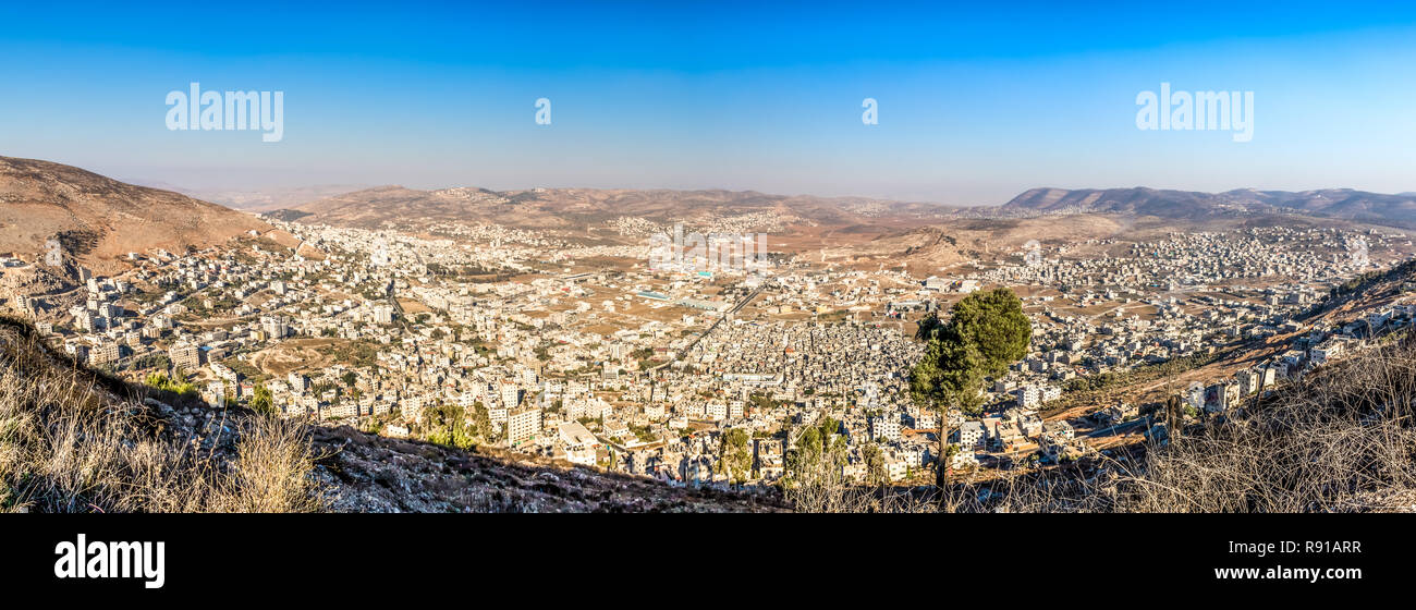 Panorama di Nablus (Shomron o Sichem) da monte Gherizim sul tramonto. Foto Stock
