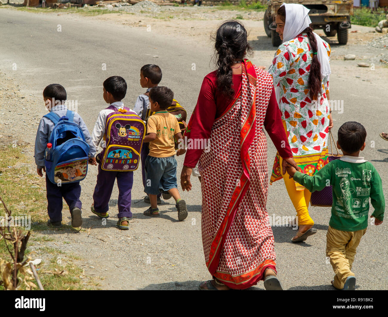 Indian i bambini che vanno a scuola a Powalgarh Village, Uttarakhand, India Foto Stock