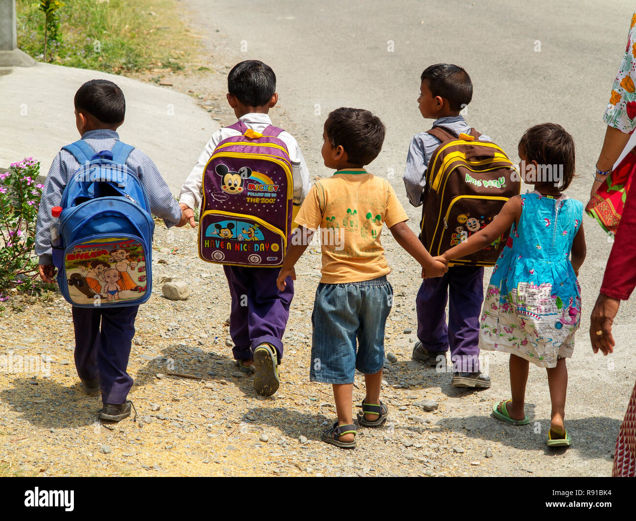Indian i bambini che vanno a scuola a Powalgarh Village, Uttarakhand, India Foto Stock