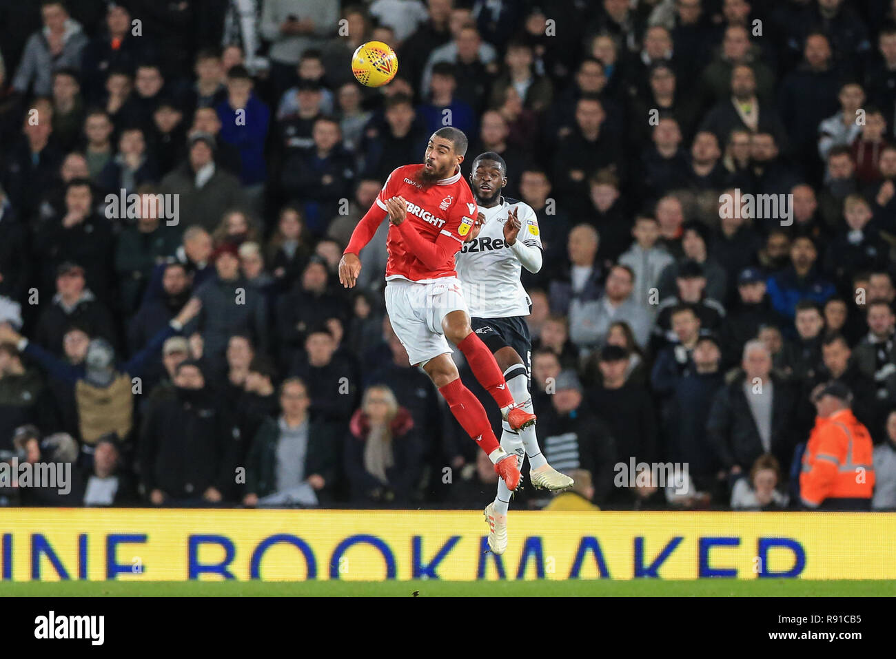 17 dicembre 2018, Pride Parkderby, Inghilterra; Sky scommessa campionato, Derby County vs Nottingham Forest ; Grabban Lewis (07) di Nottingham Forest salta in alto per vincere la testata da Fikayo Tomori (05) di Derby County Credit: Mark Cosgrove/News immagini English Football League immagini sono soggette a licenza DataCo Foto Stock