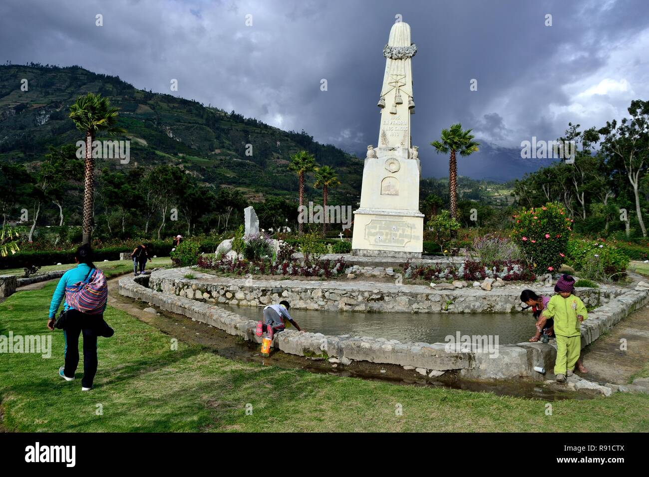 Monumento in memoria dei caduti - Vecchio Yungay dove un terremoto e frana sepolto nel 1970 YUNGAY.Ancash.PERÙ Foto Stock