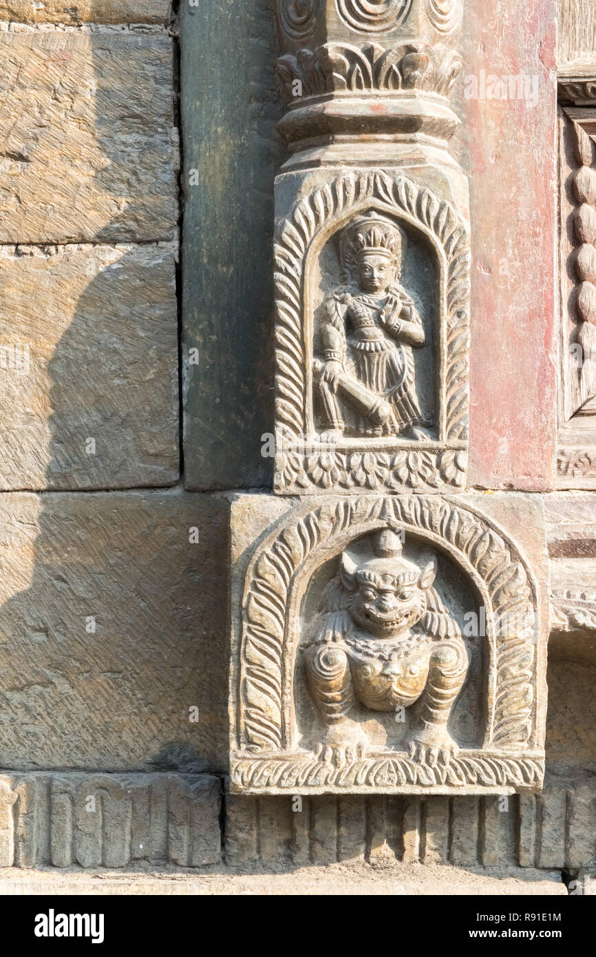 Divinità indù / dèi scolpiti nel tempio di pietra, il tempio di Pashupatinath, Kathmandu, Nepal Foto Stock