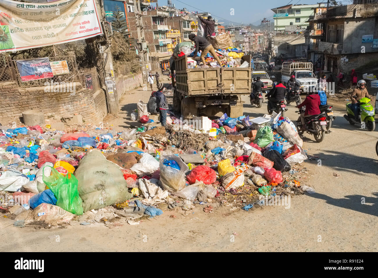 Cumuli di rifiuti rifiuti // cestino di essere cancellato dalla strada in un autocarro, Kathmandu, Nepal Foto Stock