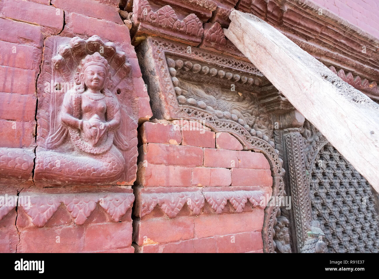 Danni strutturali alla muratura in pietra dei templi in Durbar Square, Kathmandu, Nepal, causata dal terremoto 2015 Foto Stock