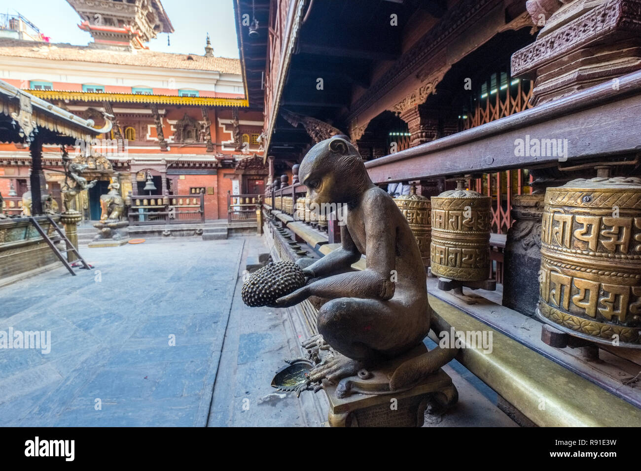 Statua di scimmia e ruote della preghiera presso il Tempio Dorato ( Kwa Bahal ) in Patan Nepal Foto Stock