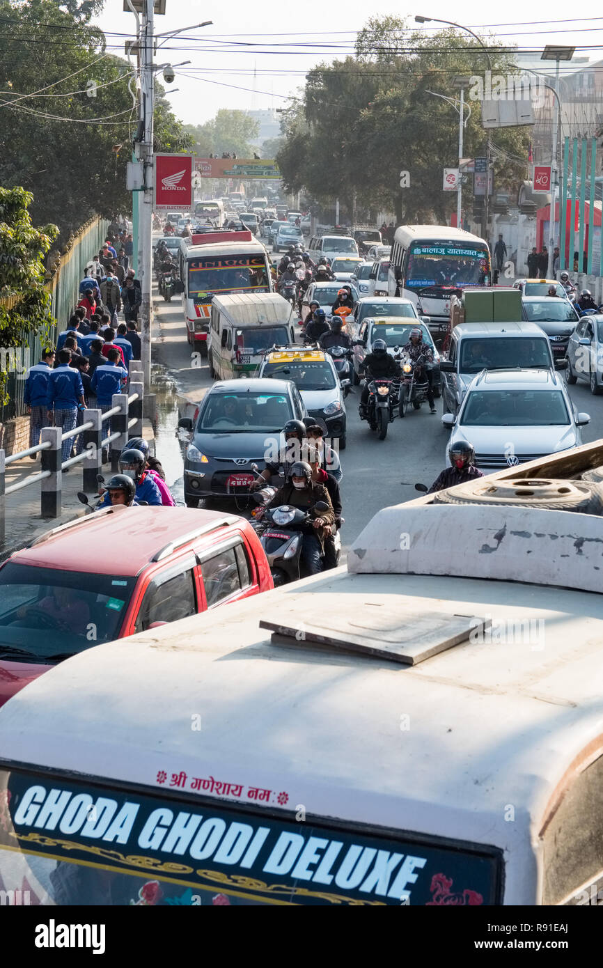 La congestione del traffico per le strade di Kathmandu, Nepal la città capitale della Foto Stock