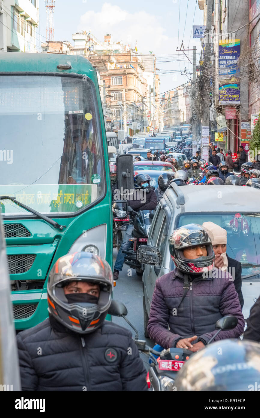 La congestione del traffico per le strade di Kathmandu, Nepal la città capitale della Foto Stock